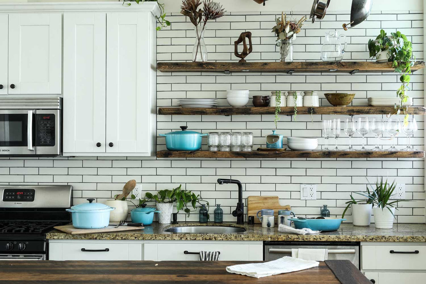 7 Questions to ask before choosing open shelving in a kitchen